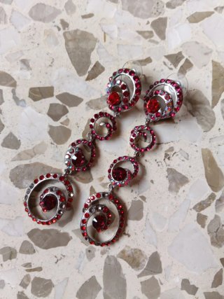 Pendientes largos plateados con piedras rojas