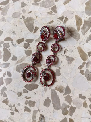 Pendientes largos plateados con piedras rojas