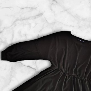 Vestido negro con gomas