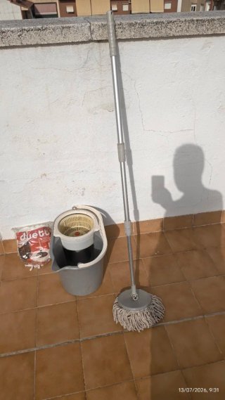 Fregona y cubo de fregar con escurridor.