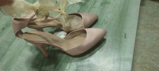Zapatos de tacón beige/rosa con lazo