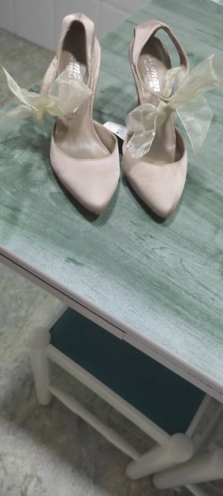 Zapatos de tacón beige/rosa con lazo