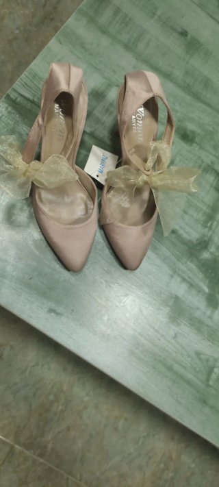 Zapatos de tacón beige/rosa con lazo