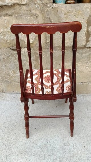Sedia in legno vintage con stampa