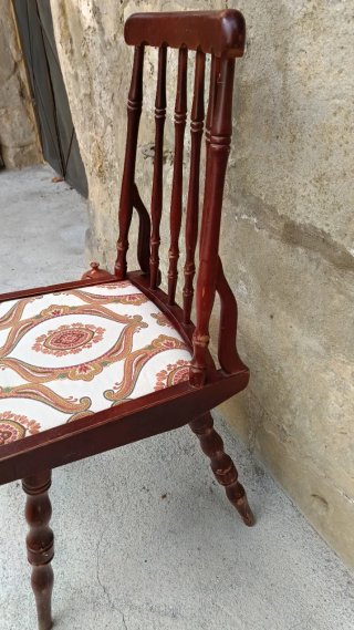 Sedia in legno vintage con stampa