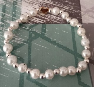 Pulsera elástica perlas y corazón dorado
