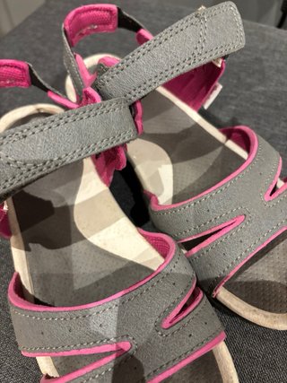 Sandalias de montaña grises y rosas