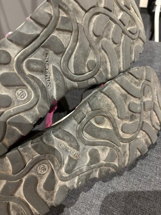 Sandalias de montaña grises y rosas