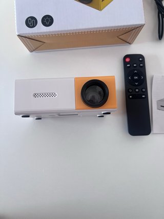 Mini proyector LED multimedia