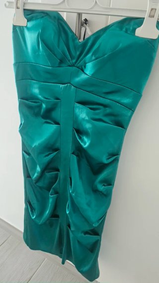 Vestidos verdes elegantes con drapeado.