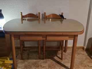 Mesa extensible madera maciza y cristal superior.