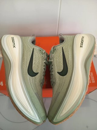Nike Vomero Plus  talla 41 Verde/Blanco