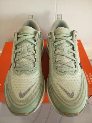 Nike Vomero Plus  talla 41 Verde/Blanco