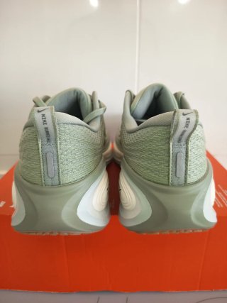 Nike Vomero Plus  talla 41 Verde/Blanco