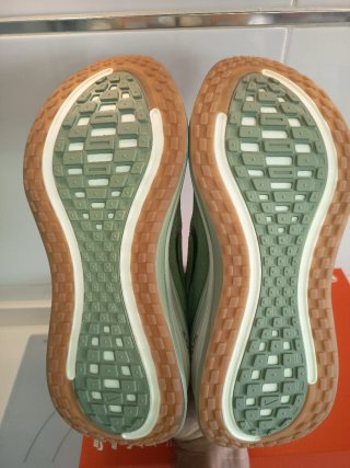 Nike Vomero Plus  talla 41 Verde/Blanco