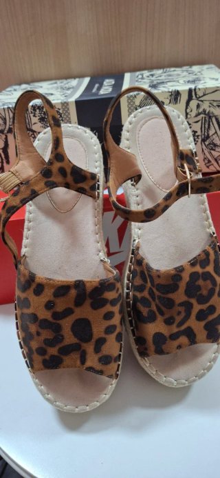 Sandalias de cuña con estampado de leopardo