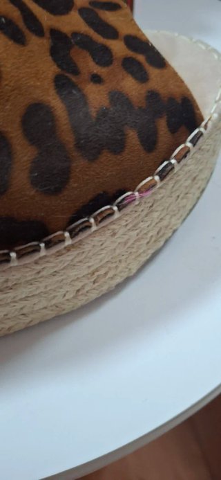 Sandalias de cuña con estampado de leopardo