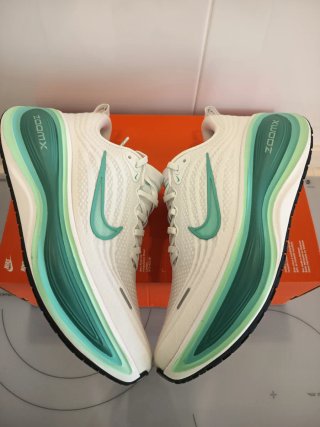 Nike Vomero Plus talla 42 Blanco/Verde Menta