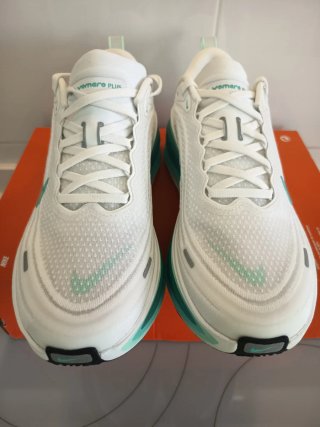 Nike Vomero Plus talla 42 Blanco/Verde Menta