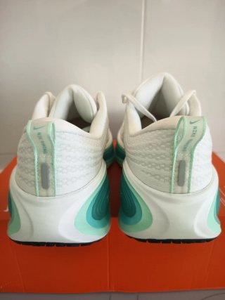 Nike Vomero Plus talla 42 Blanco/Verde Menta
