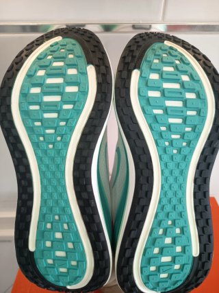 Nike Vomero Plus talla 42 Blanco/Verde Menta