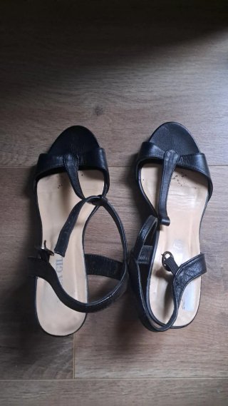 Sandalias cuña Adela Gil negras de cuero sintético