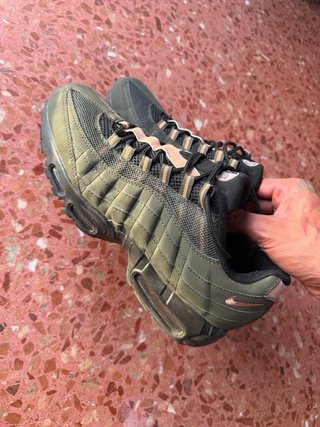 Nike Air Max 95 Verde Oliva y Dorado