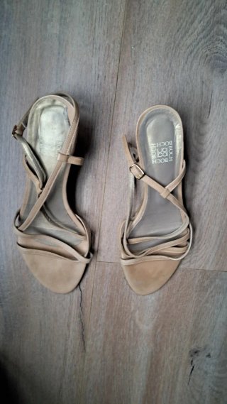 Sandalias tacón bajo Boch beige. Usadas una vez