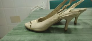 Zapatos de tacón beige y dorado