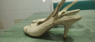 Zapatos de tacón beige y dorado