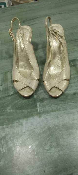 Zapatos de tacón beige y dorado