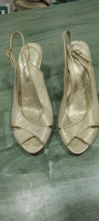 Zapatos de tacón beige y dorado