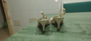 Zapatos de tacón beige y dorado