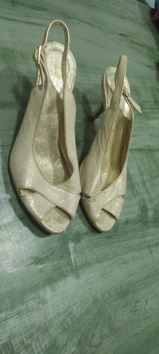 Zapatos de tacón beige y dorado