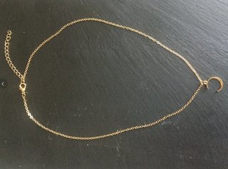 Collar gargantilla dorado luna invertida. NUEVO.