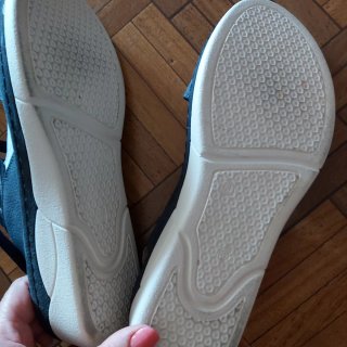Sandalias azules y negras