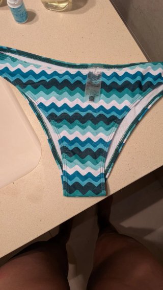 Bikini de rayas verdes y azules