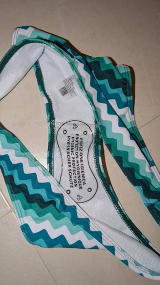 Bikini de rayas verdes y azules