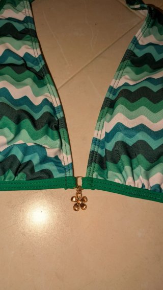 Bikini de rayas verdes y azules