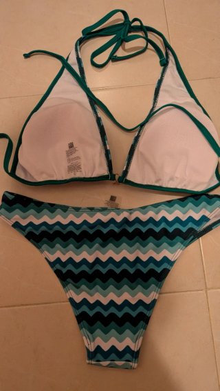 Bikini de rayas verdes y azules