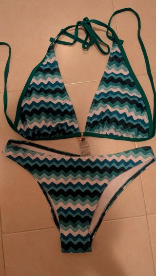Bikini de rayas verdes y azules