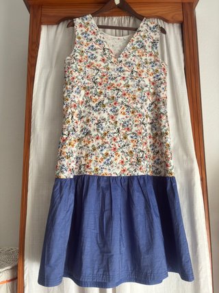 Vestido Zara floral con volante azul