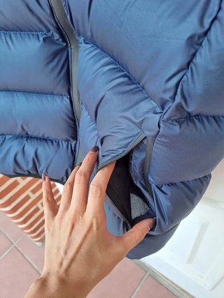 Chaleco plumífero azul marino cuello alto