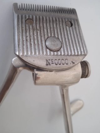 Máquina antigua de cortar pelo manual