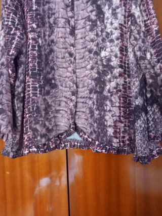 Camisa estampada morada y marrón