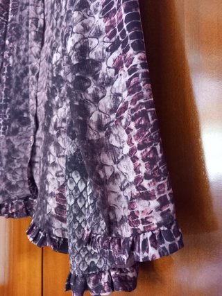 Camisa estampada morada y marrón