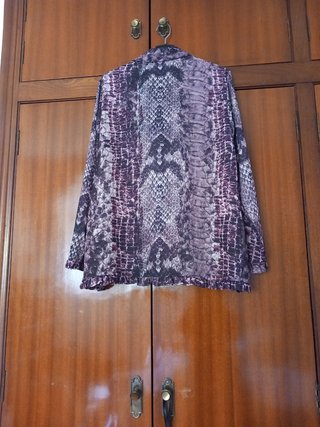 Camisa estampada morada y marrón