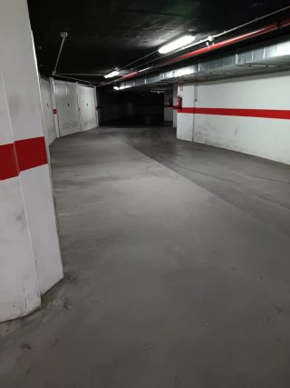Se vende amplia parcela de garaje cerrada
