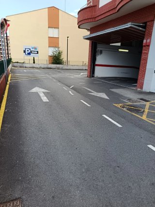 Se vende amplia parcela de garaje cerrada