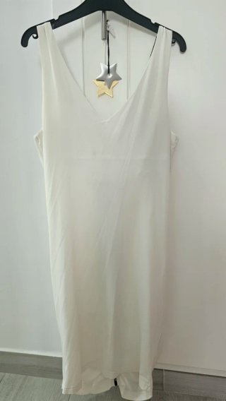 Elegante vestido blanco con pedrería